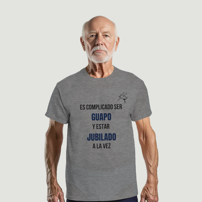 Camiseta Abuelo - Diseño "Es complicado ser GUAPO y estar JUBILADO a la vez"